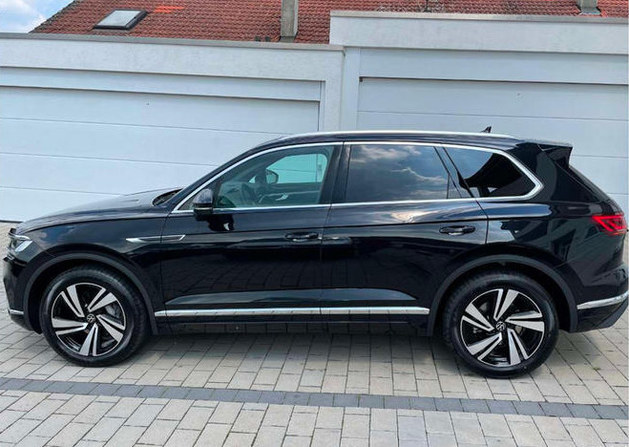 大众全新途锐到店实拍,搭载3.0t v6引擎动力强劲