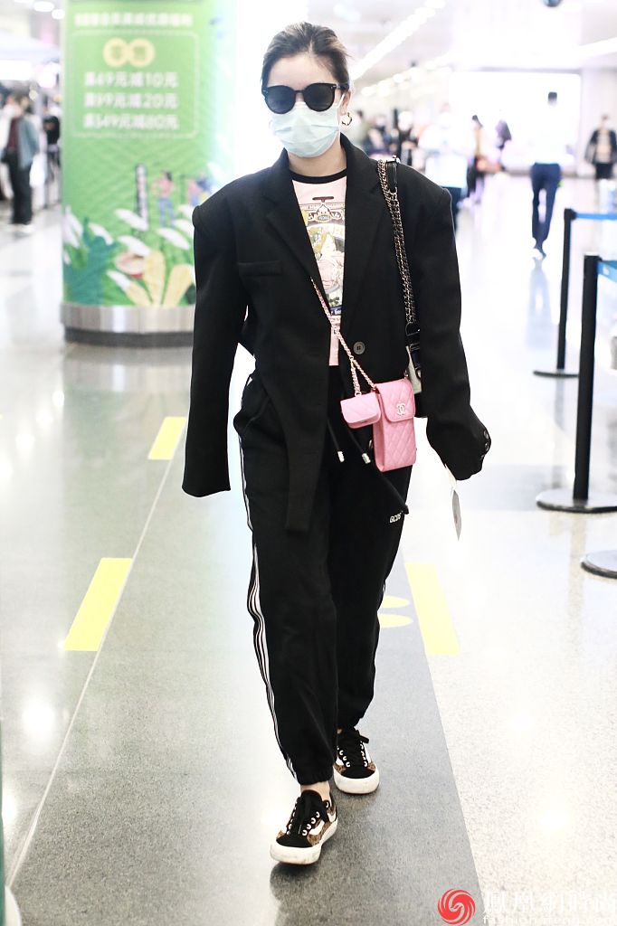 王菊现身机场玩混搭酷飒霸气 叠背粉色小包包俏皮又时髦__凤凰网