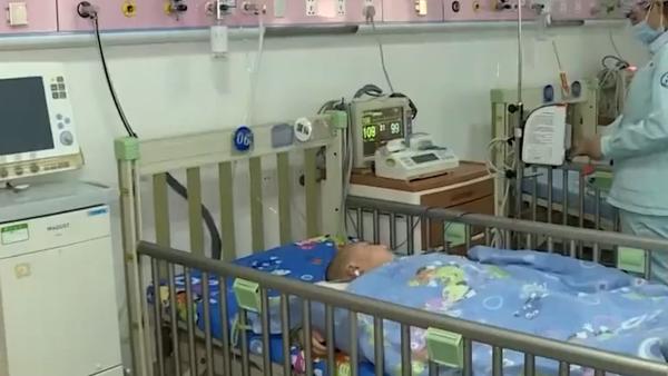 6岁男孩模仿动画片情节，撑伞从3楼跳下