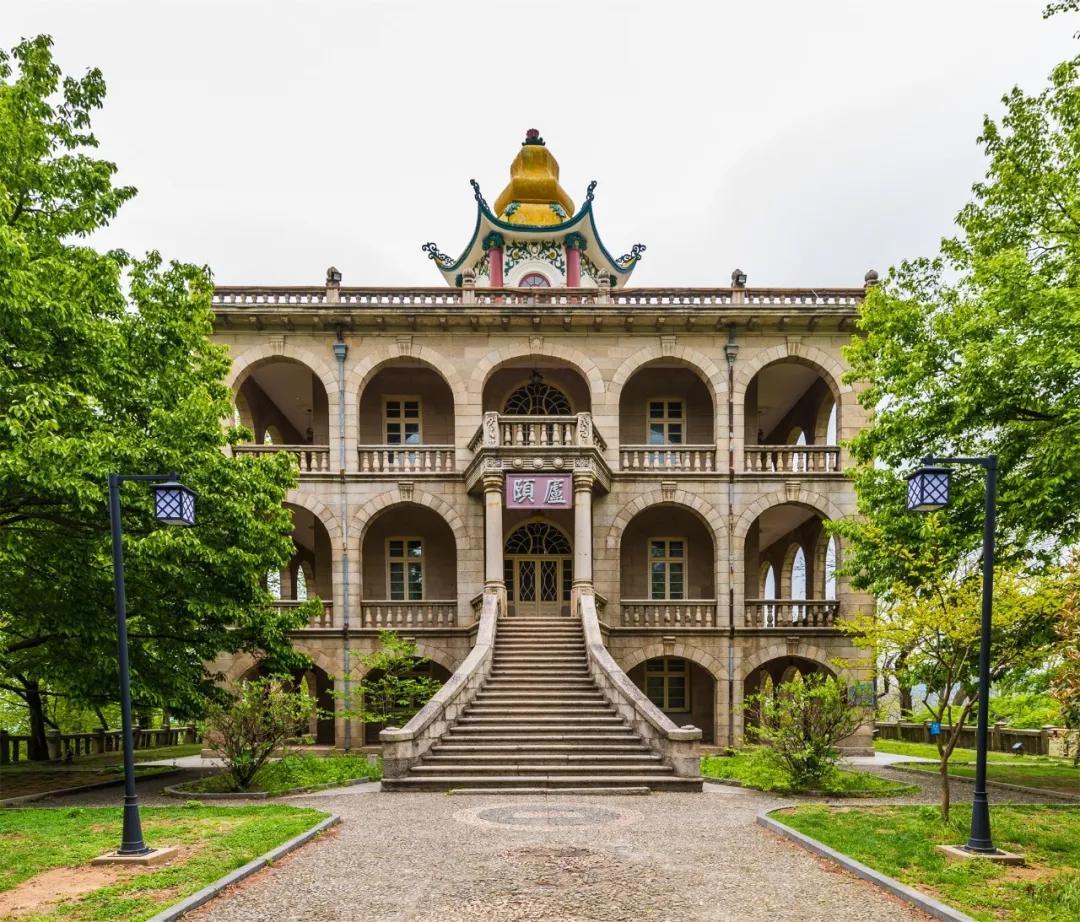 这也是鸡公山的特色之一,据记载,鸡公山景区内现存的别墅共有109栋.
