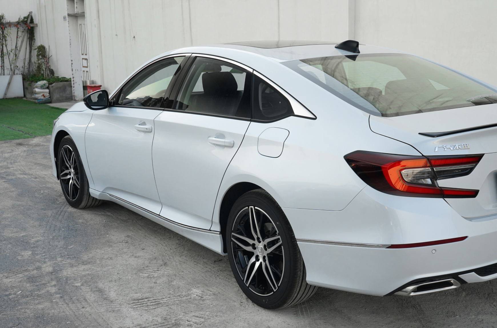 本田新款雅阁到店实拍换装五星轮毂熏黑尾翼配全新悬浮大屏