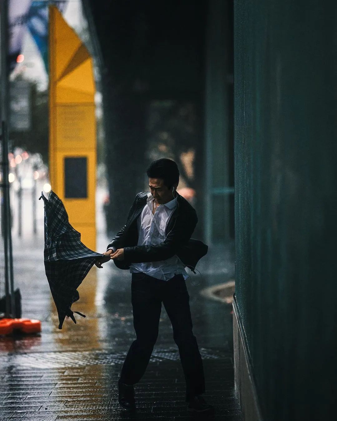 壁纸|雨夜的街头和匆匆的行人