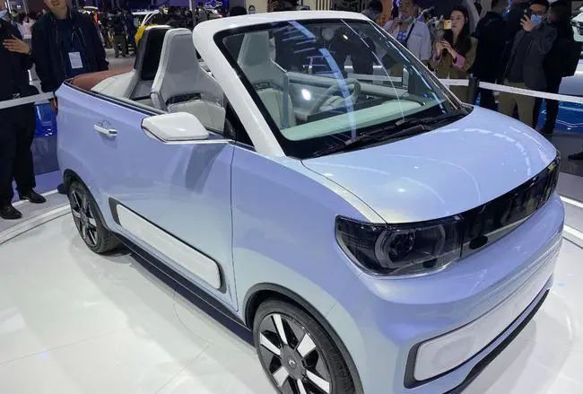 有点飘宏光mini敞篷版出口售价15万元