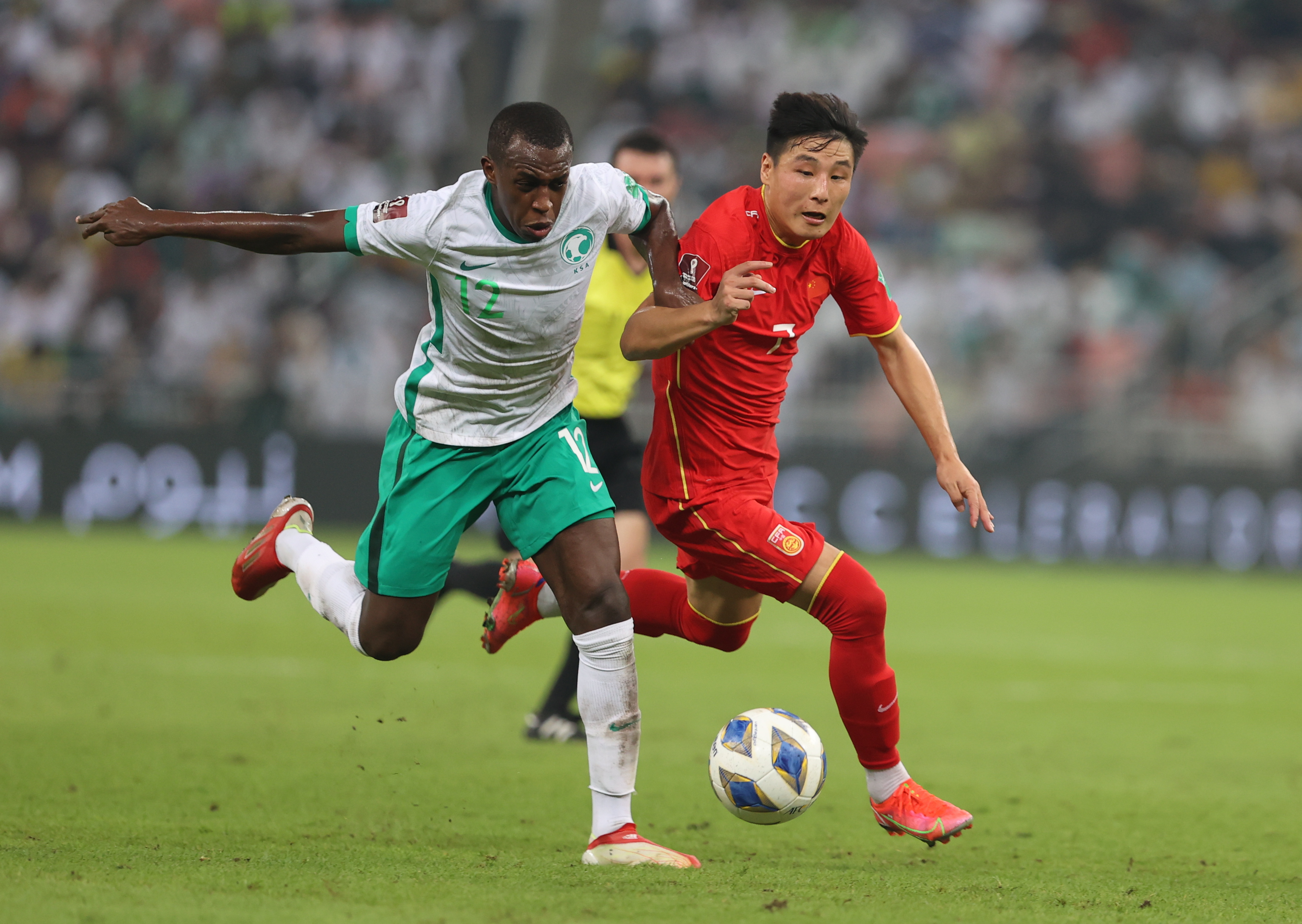 10月12日，在2022年卡塔尔世界杯亚洲区预选赛12强赛B组第四轮比赛中，中国队客场以2比3不敌沙特阿拉伯队。中国队球员武磊（右）与沙特阿拉伯队球员阿卜杜勒哈米德在比赛中拼抢。新华社发（瑞恩摄）