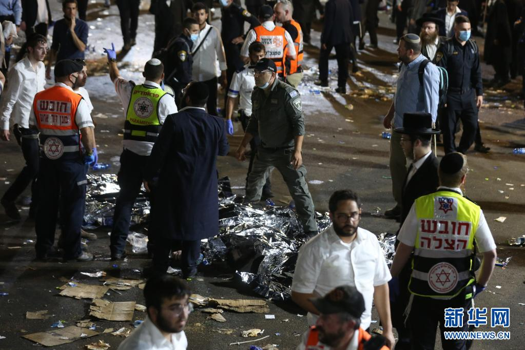 4月30日，救援人员和医护人员在以色列北部梅龙山发生踩踏事件的地点工作。