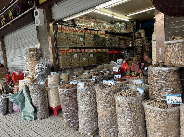 (广州荔湾区清平中药材专业市场的店铺门前冷落 摄影:何柳颖)