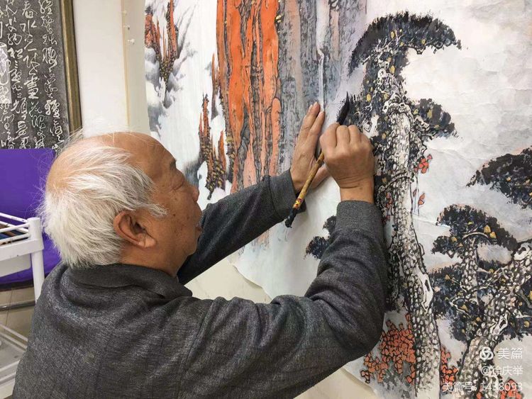 画家谷伯言在创作中