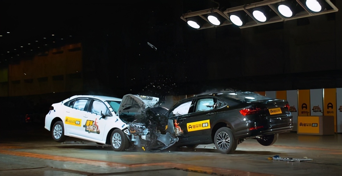 场碰撞测试中,主持人表示,由于卡罗拉溃缩区域"看上去"比速腾更为严重