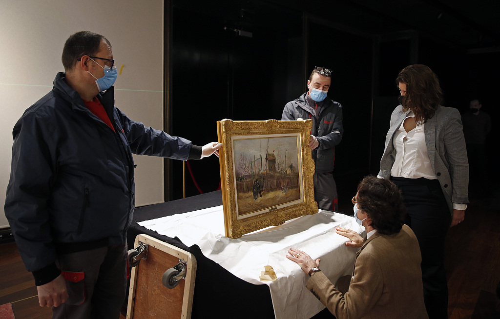 当地时间2021年3月16日,法国巴黎,德鲁奥拍卖行展出荷兰后印象派代表画家文森特·威廉·梵高创作于1887年的画作《蒙马特街景》。苏富比团队将通过视频的方式在巴黎、纽约、和香港三地举行线上拍卖。鉴于蒙马特系列的稀有性,该画作的估价达五到八百万欧元。