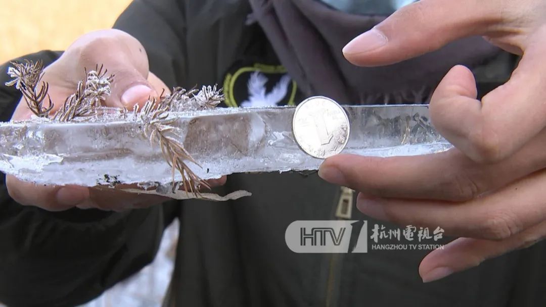 一处高架下还挂着一排1米长的冰锥…再过几天,杭州可能又要下雪了