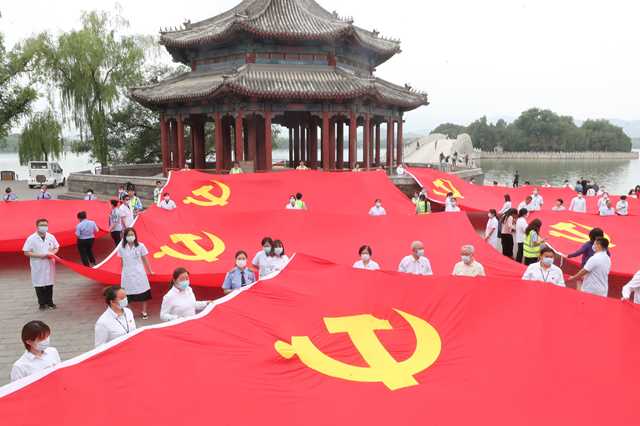 北京:百名党员绣党旗迎建党百年