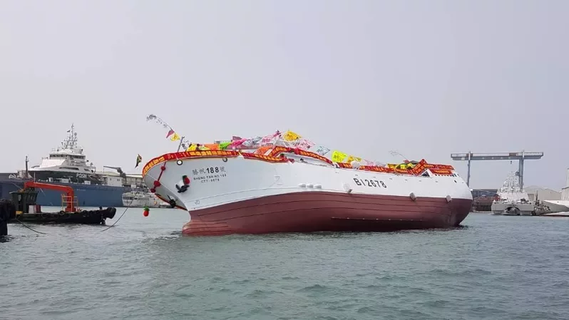 台湾700吨远洋新渔船刚下水就发生严重倾斜,船身一度贴近水面