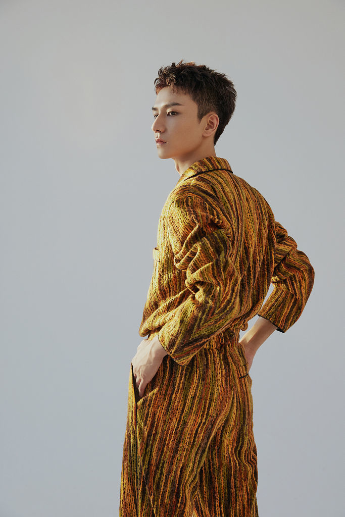 李熹子琥珀系光影大片氛围感足 少年眼神坚定演绎时尚个性