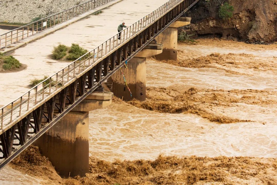 泄洪筑堤封堵决口山西暴雨与救援