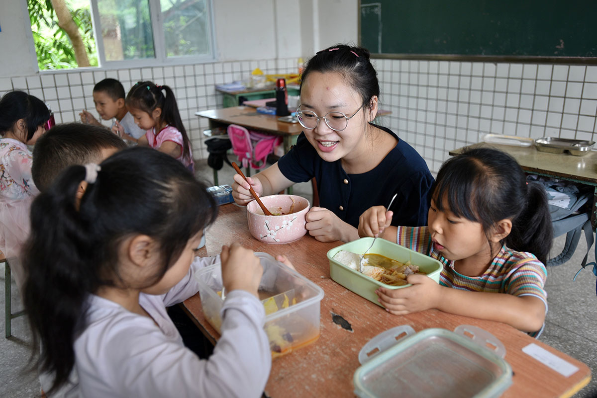 2021年9月7日,石盘寨小学,1998年出生的凡娇和孩子们一起共进午餐。