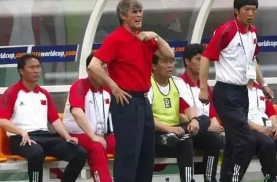 男足信米卢,米卢信红上衣……