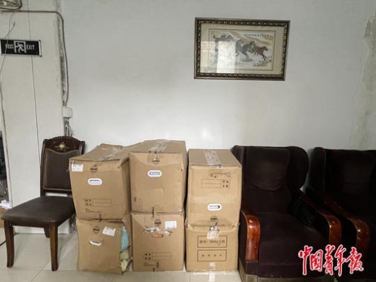 梁云鹏办公室存放着买房人寄来的行李。