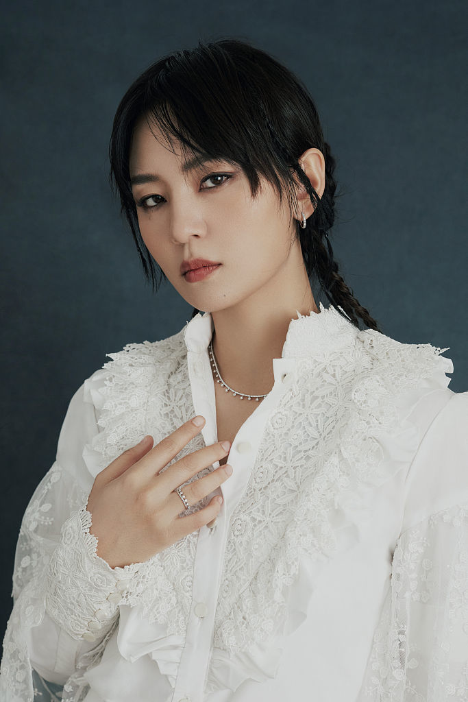 周笔畅白色蕾丝衬衫优雅范个性脏辫发饰添酷拽魅力