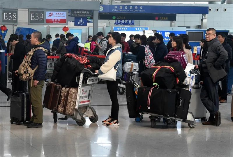 华人回国热潮,态度极其恶劣,当问到没有国籍时还争辩:凭什么_凤凰网