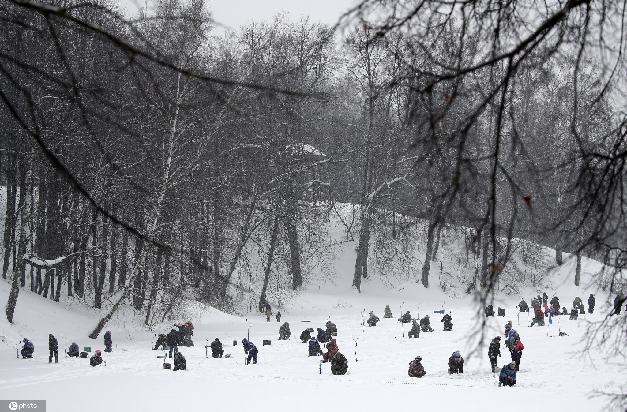 当地时间2021年2月21日,俄罗斯莫斯科附近的谢尔吉耶夫,当地举行冬季捕鱼节,民众参加冰钓活动趣味十足。
