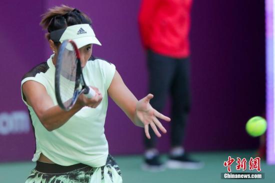 资料图：2019年10月8日，天津网球公开赛女单首轮比赛中，中国选手王蔷击败澳洲选手罗迪奥诺娃晋级第二轮。图为王蔷在比赛中回球。中新社记者 佟郁 摄