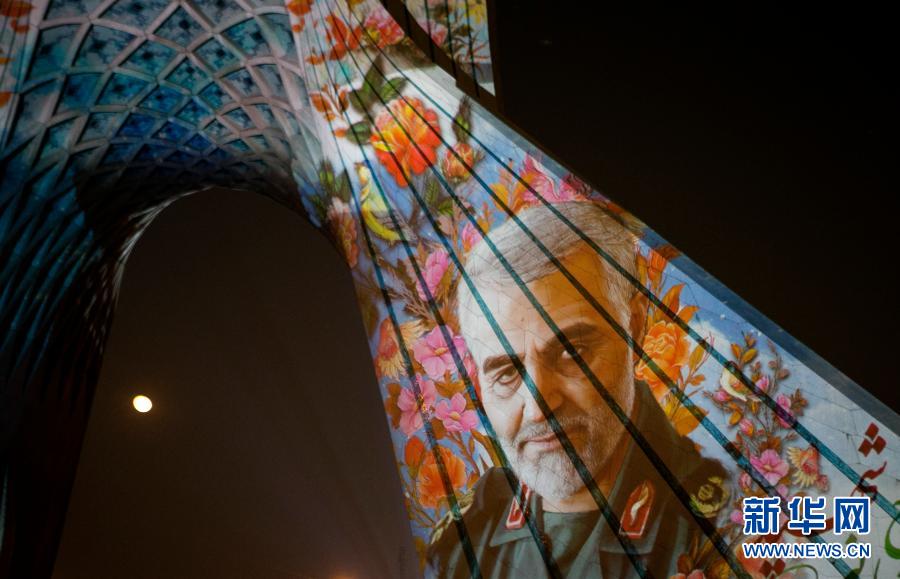 1月1日，伊朗伊斯兰革命卫队下属“圣城旅”指挥官苏莱曼尼的头像被投射到德黑兰地标建筑自由塔上，悼念苏莱曼尼遇难周年。新华社发（艾哈迈德·哈拉比萨斯摄）