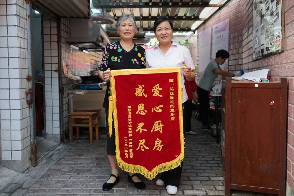 9月9日,患者家属给沈姐爱心共享厨房送来锦旗。新华每日电讯记者林光耀摄