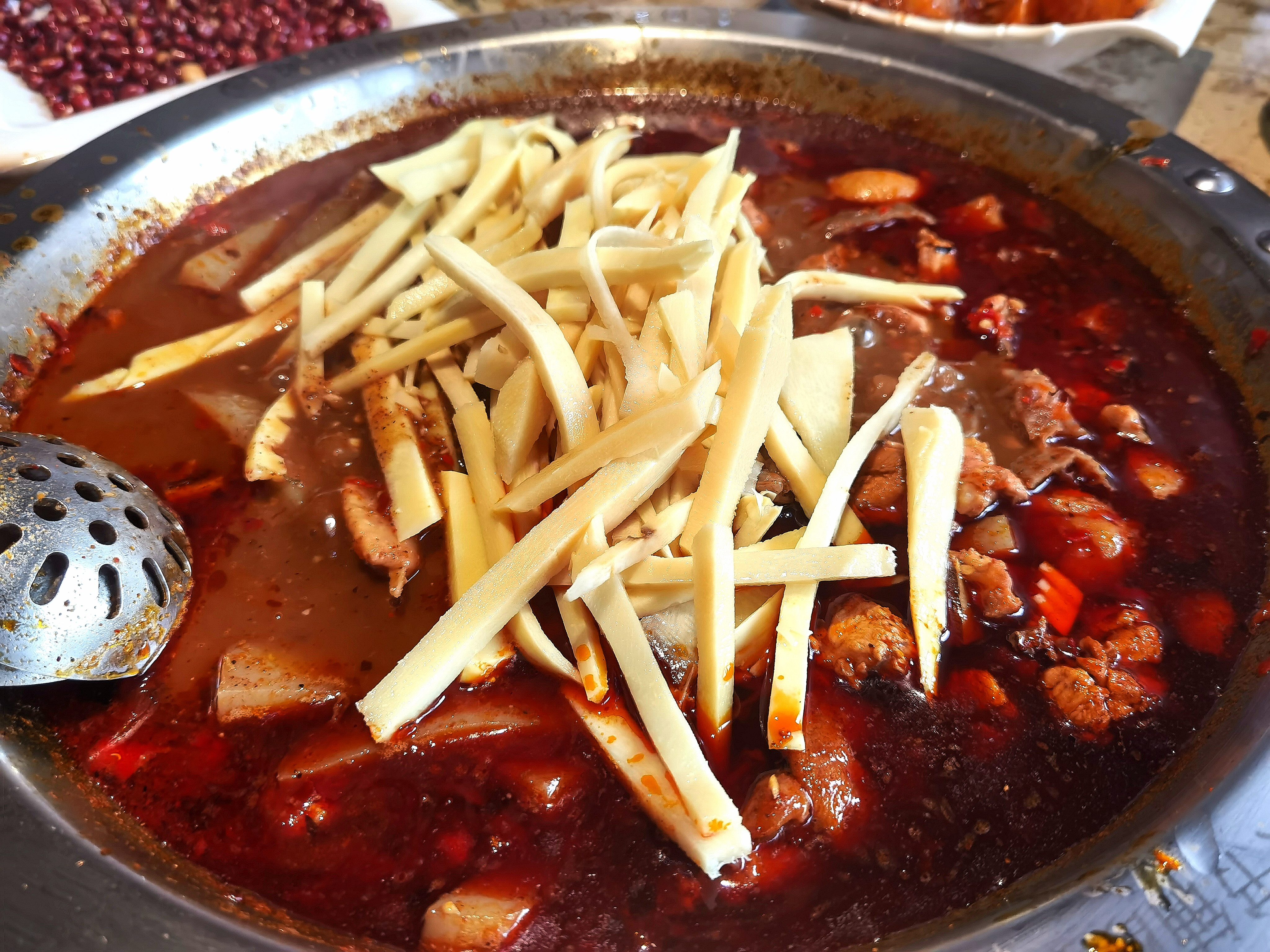 1000万云南人喜欢吃的美食:读书铺酸笋鸡,至今已有19年的历史