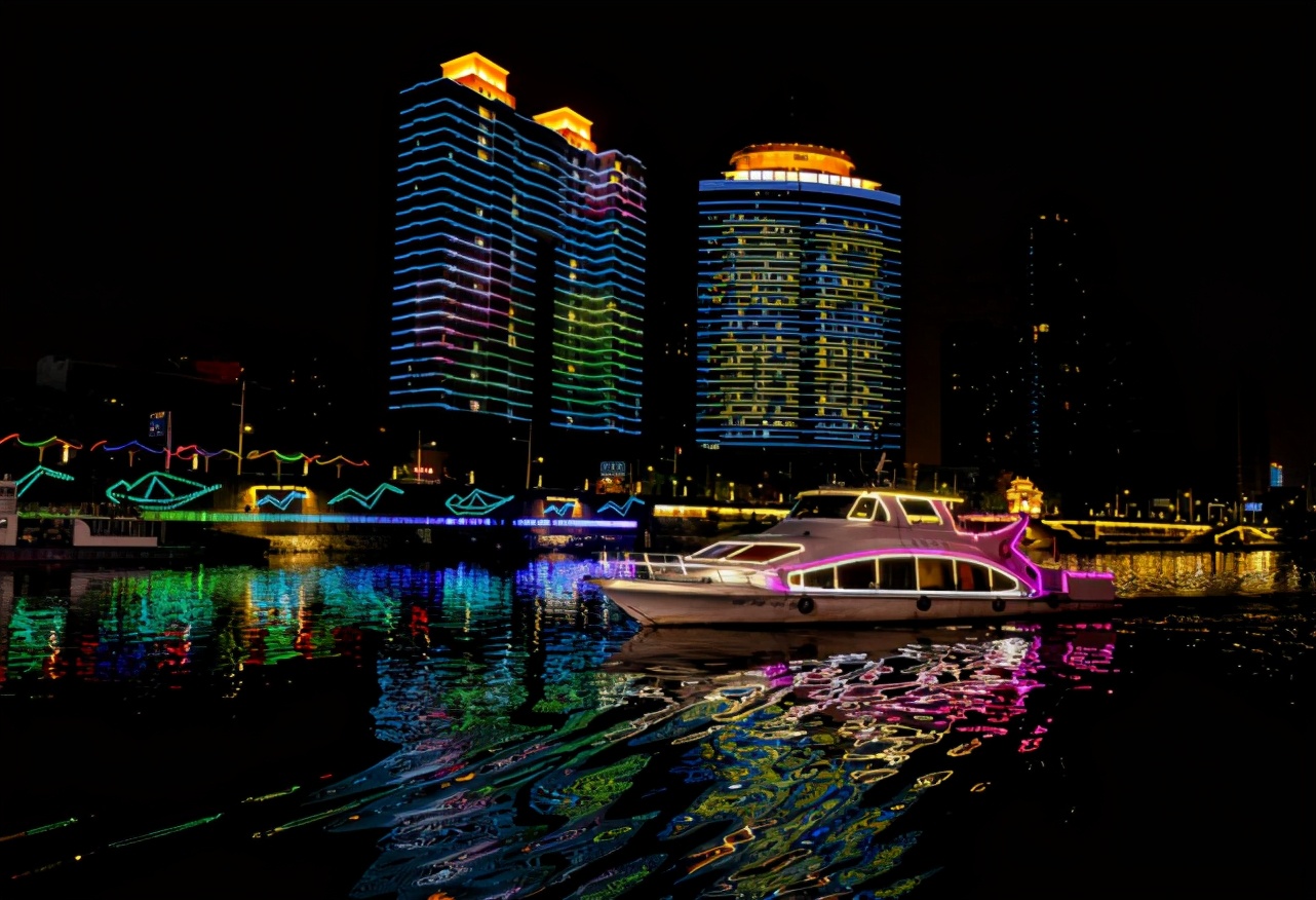 襄阳旅游再添新特色:汉江夜游水上剧场正式起航!