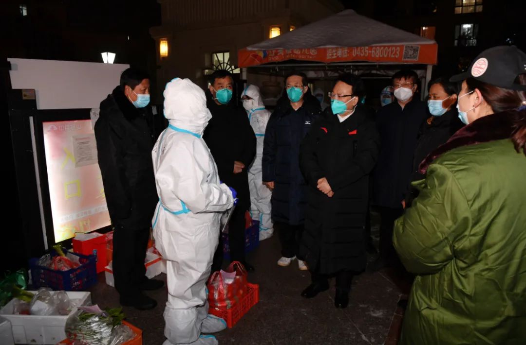 1月27日晚上，省委书记、省人大常委会主任景俊海在通化市东昌区中盛玉龙湾小区，详细了解蔬菜包配送情况，亲切慰问社区工作人员和志愿者。