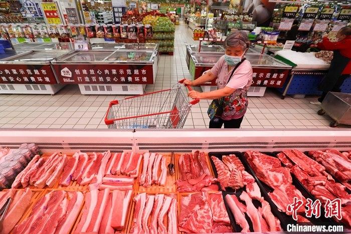 资料图：市民在超市选购猪肉。中新社记者 张云 摄