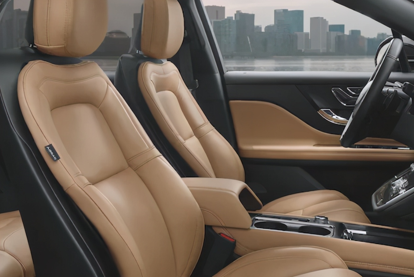 座椅呼吸吐纳之间尽显品质,全车座椅由百年皮具历史的李尔鹰革沃特华