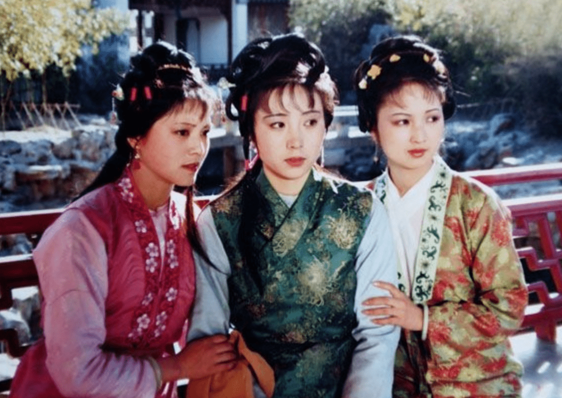 袭人拦住平儿,质疑工资为何晚发?这点比钱更重要