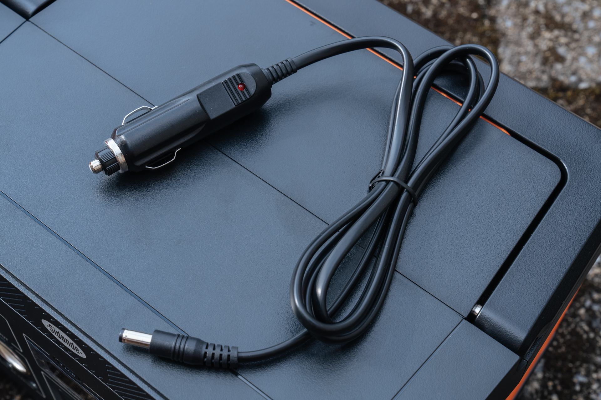 内物是:户外储能电源主机,还有电源适配器,车载充电线,太阳能充电线