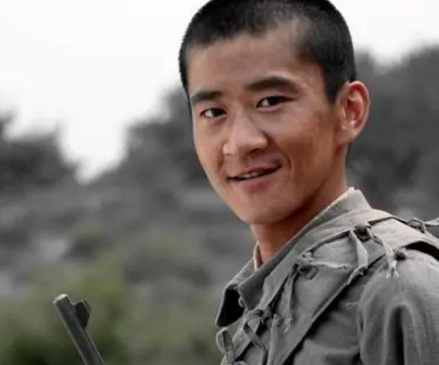 戏骨李嘉明被批作秀,在老爸医院病床旁热舞_品推资讯