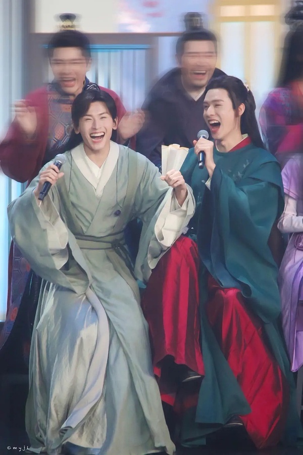 苏爆了张哲瀚造型盲盒抽出眼镜杀山人新暗语糖看镜头宝儿