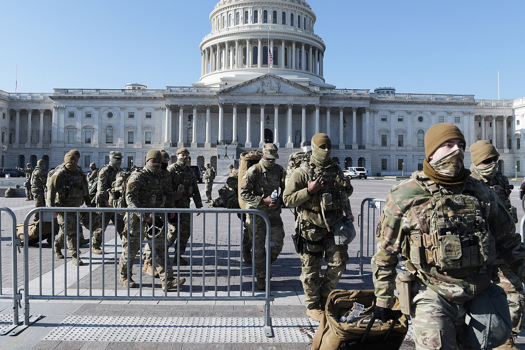 当地时间2021年1月13日，美国华盛顿特区，美国国会众议院以232票赞成，197票反对通过了针对美国总统特朗普弹劾案。国会大厦内外有大量的国民警卫队在维护安全。美国数千国民警卫队士兵在国会大厦内席地而睡，随时待命。