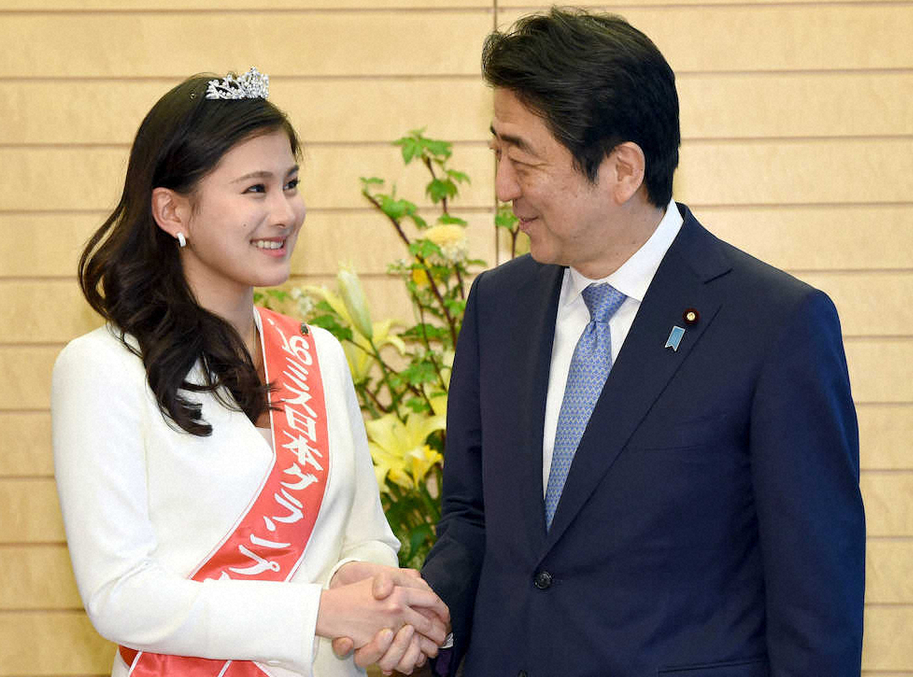 时任日本首相安倍晋三2016年表彰松野未佳获得“日本小姐2016”冠军