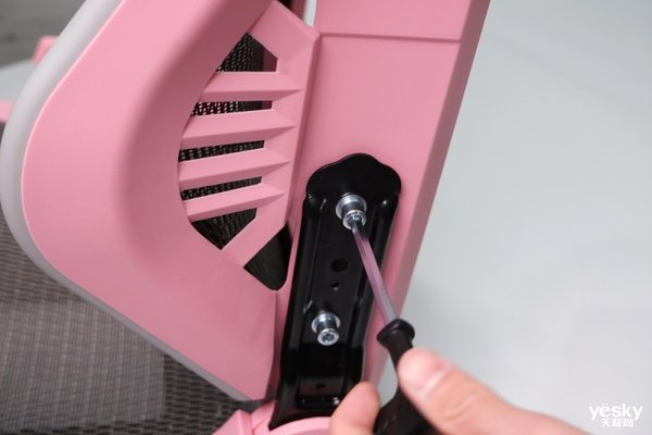 迪锐克斯DXRACER AIR女神定制款电竞网椅测评