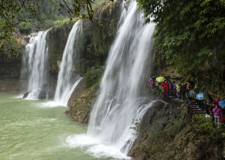 瀑布叮咚 酉水潺潺 滋养着千年芙蓉镇
