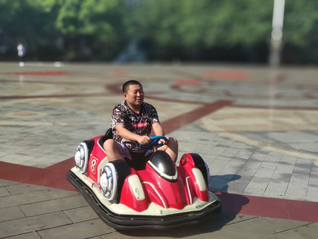 重庆80后老儿童痴迷蹦蹦车每天开着蹦蹦车上街溜达溜达