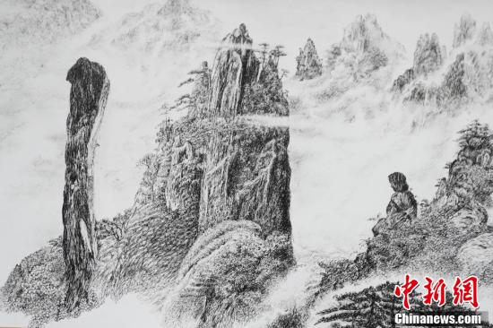 江西艺术家手绘12米长钢笔画《赣鄱山水图》 展现江西秀美山水