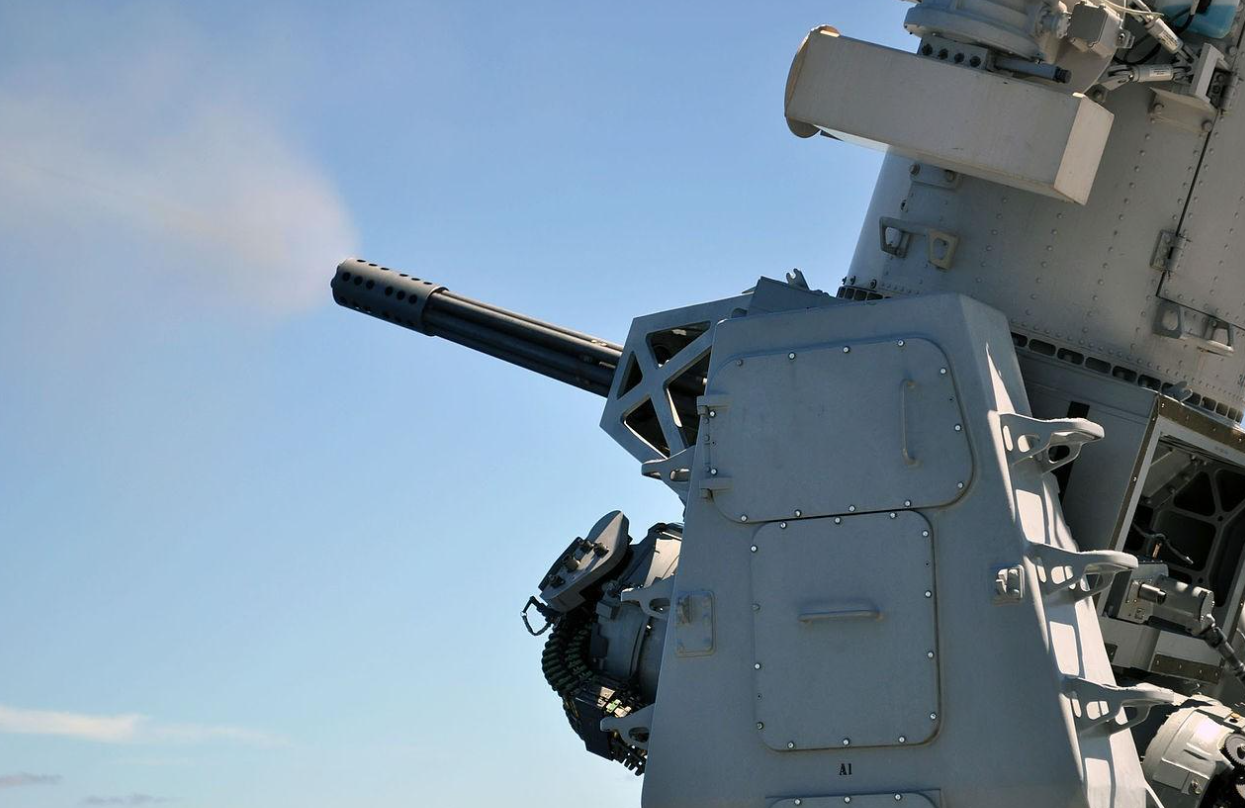 反观美制mk-15型密集阵舰载近程防御系统,采用了6管20mm加特林式m61a1