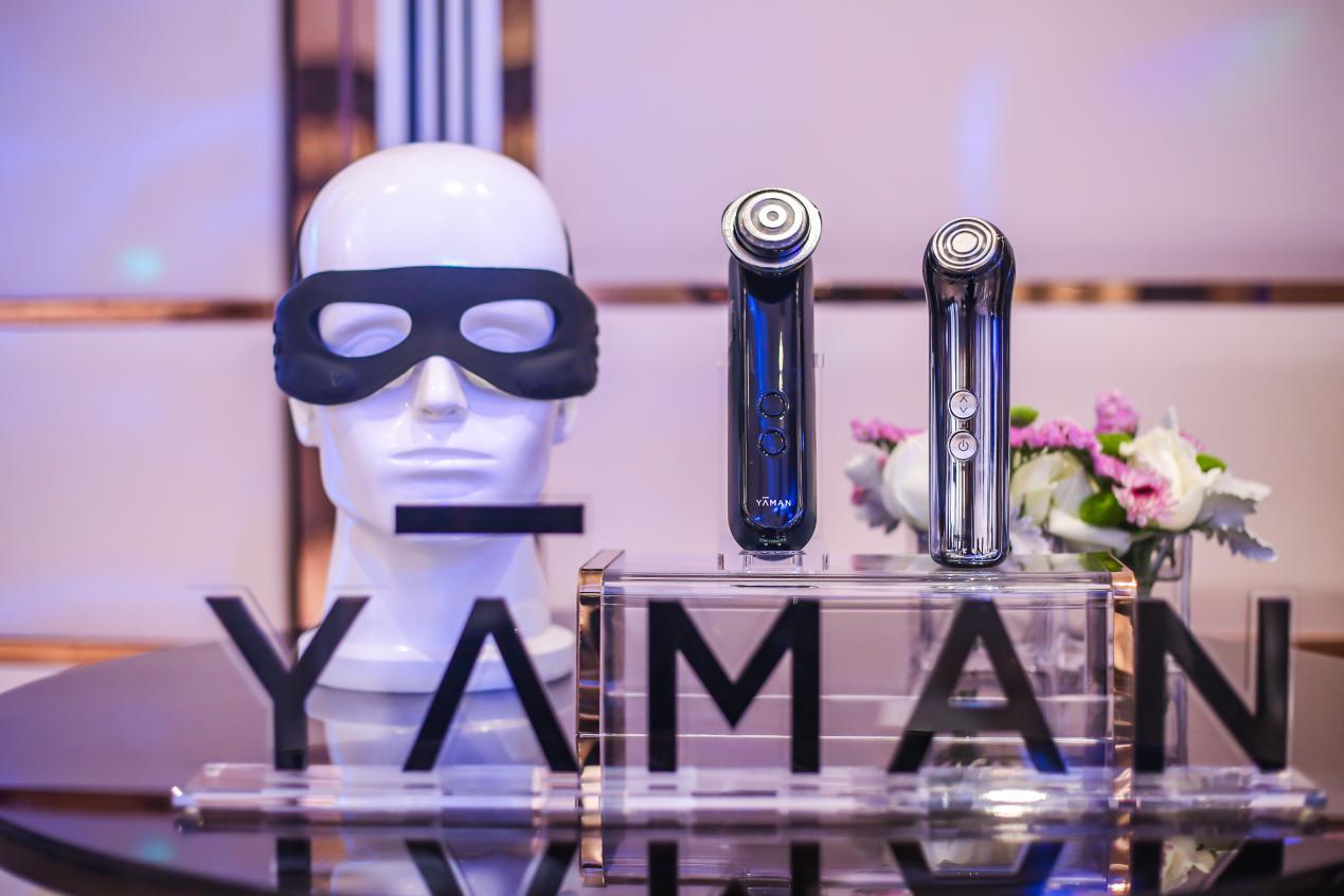 瘦脸仪排行_熊黛林2岁女儿拿她瘦脸仪美容,有模有样超臭美,惹得她哭笑不得(2)