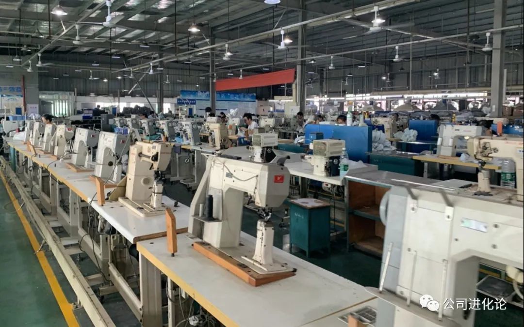 "卧底"鸿星尔克期间,记者观察到,工厂生产线以半自动化为主,仍然需要