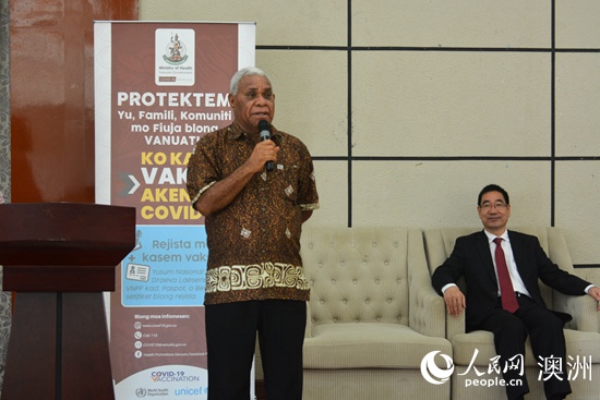 以及中国驻瓦努阿图大使周海成,中资企业和华侨华人代表出席启动仪式