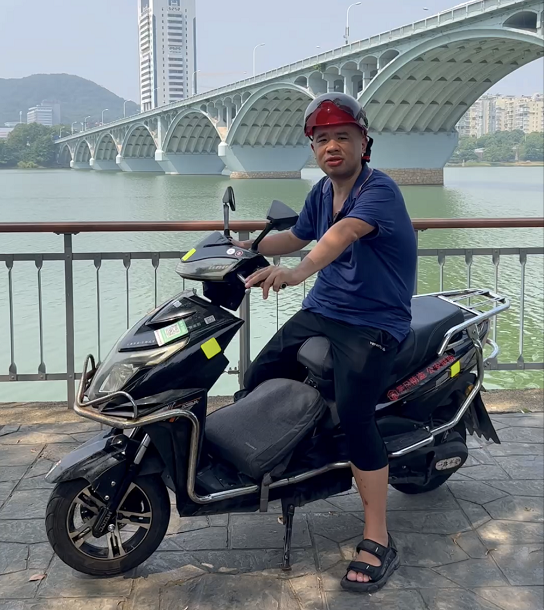 985毕业从教培机构辞职我在长沙开摩的