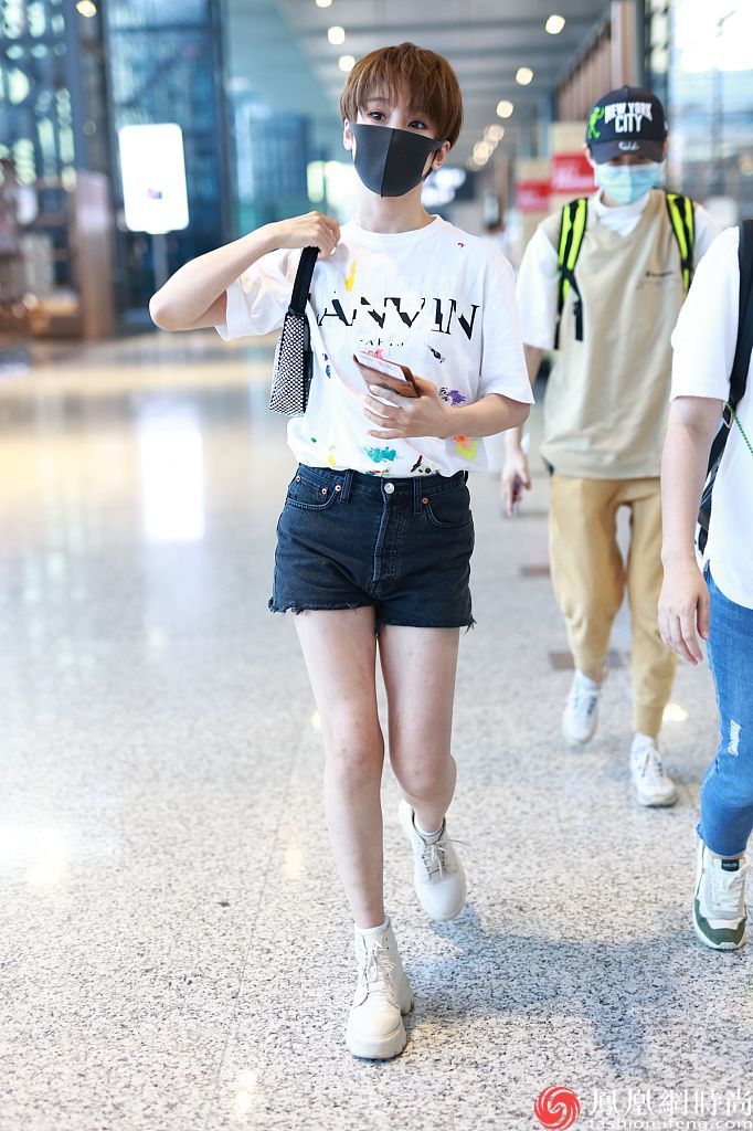 谢楠印花白t深灰牛仔短裤 穿搭清爽元气满满