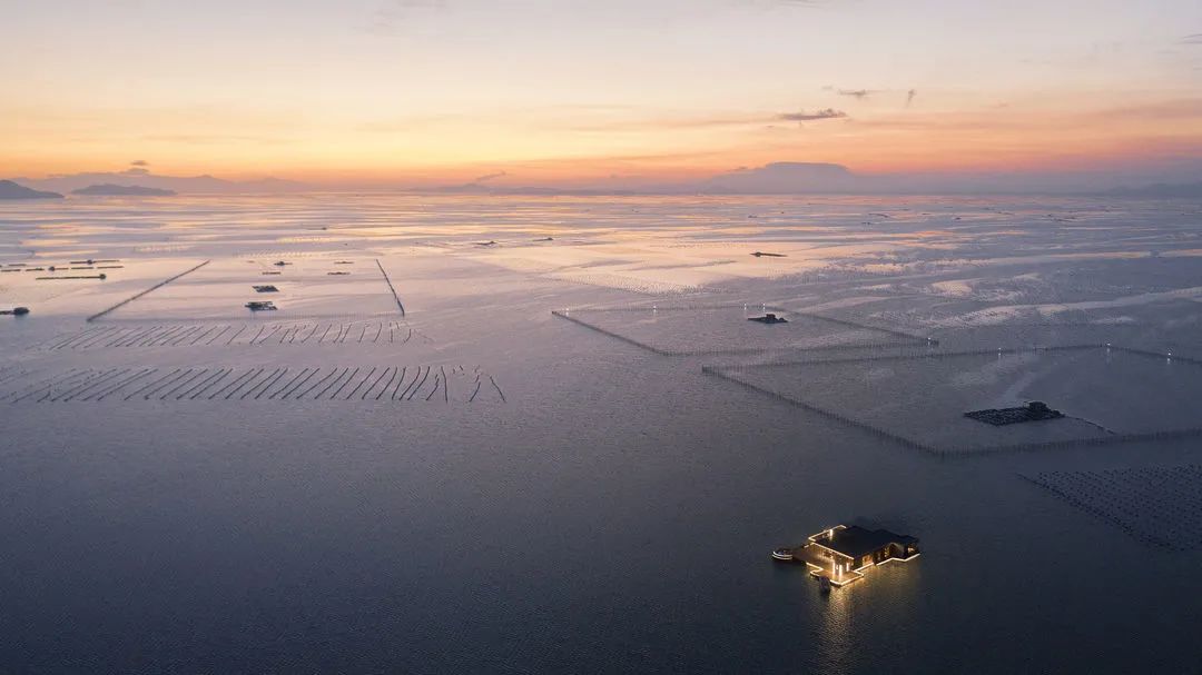 每当我看着大海的时候,我总想找人谈谈.海上浮岛但