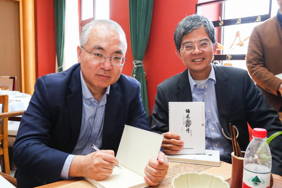 其著作《梅花与牡丹》,基于全局视野的观察与洞见,对中国文化有一番独